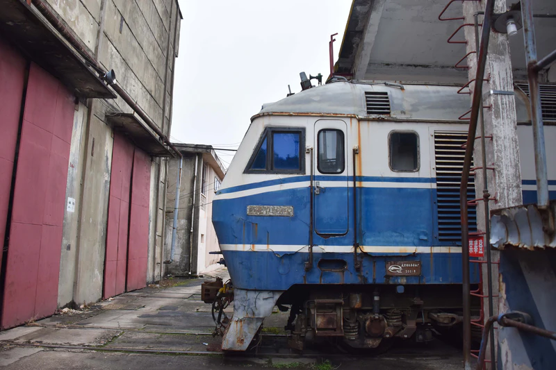 文件:废弃的景德镇机务段中封存的机车-4.jpg