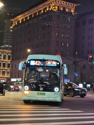 申沃 S7B-0027 SWB6710EV01G (iEV7) 42路正在前往龙门路淮海中路.jpg