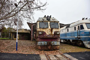 废弃的景德镇机务段中封存的机车-1.jpg