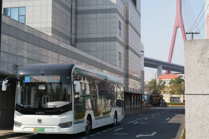 S2D-0048 申沃（久事公交四公司）SWB6129CHEV02G（iHEV12LE）停靠在罗山路公交枢纽站.jpg