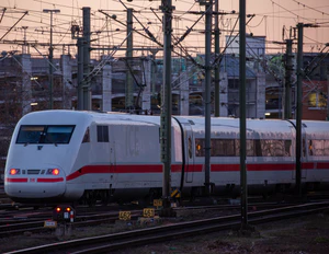 正在从汉诺威中央火车站驶出的DB BR 401.jpg